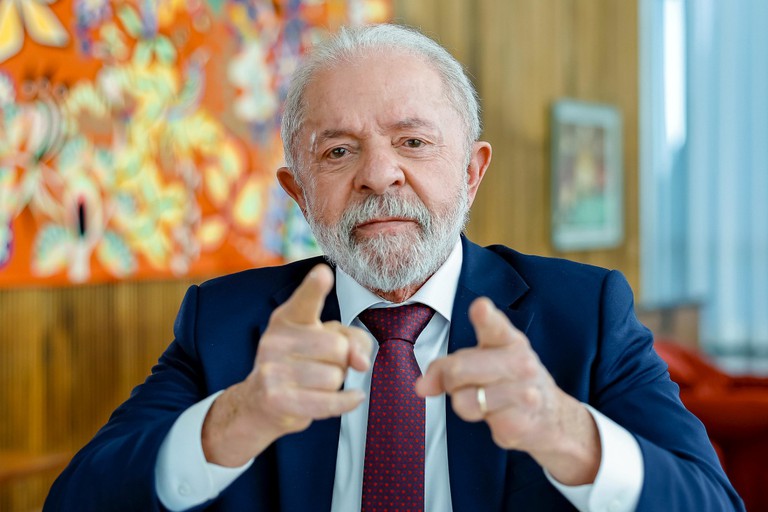 No momento você está vendo Lula assina MP de R$ 12 bilhões para renegociação de dívidas