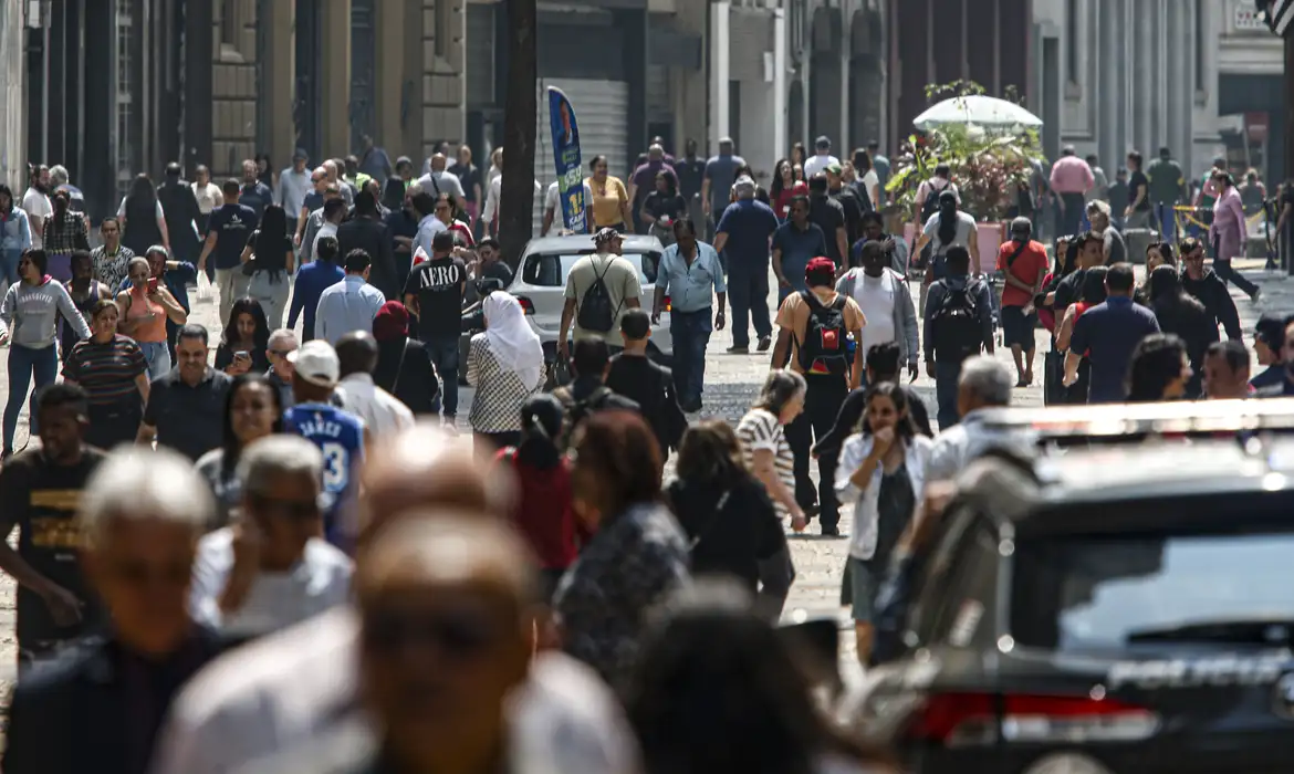 No momento você está vendo Mais de 6,5 milhões de famílias deixaram linha da pobreza em 2 anos
