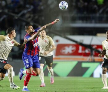 Com jogador expulso Bahia perde em São Januário