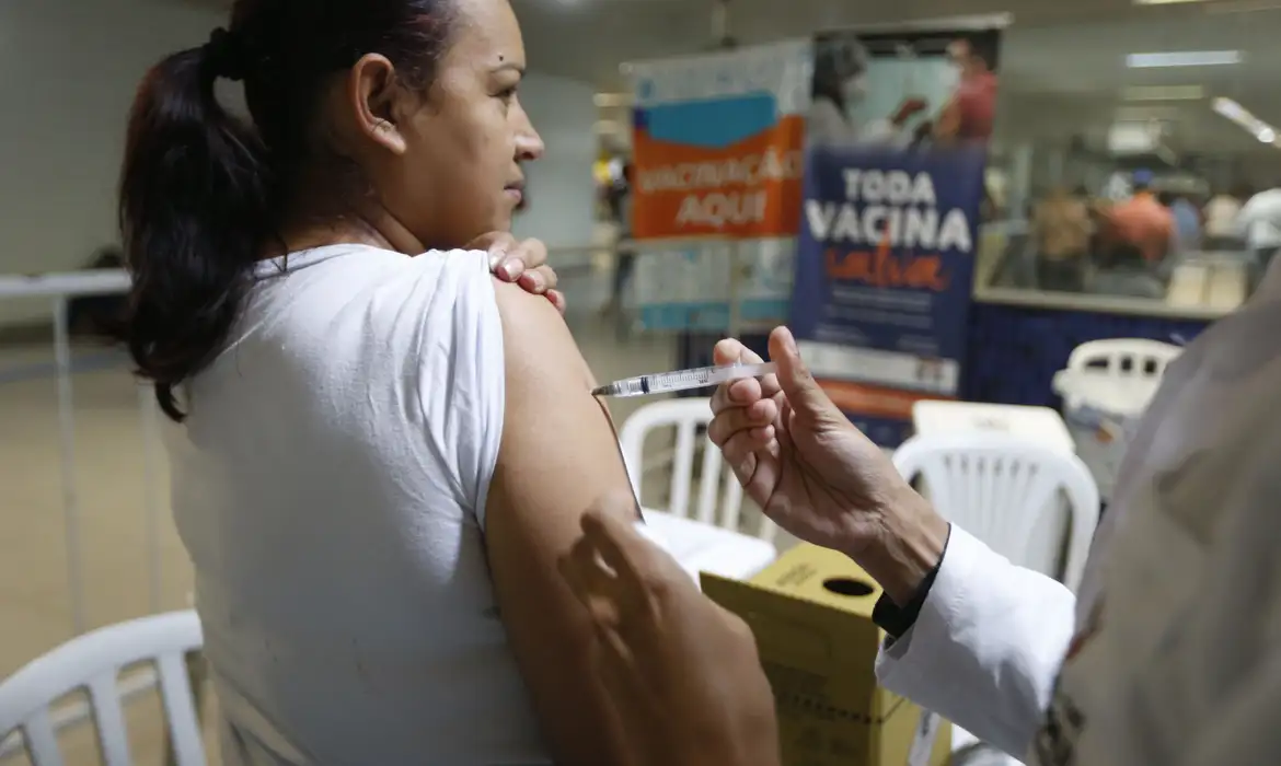 No momento você está vendo Vacina da covid também protege contra complicações cardíacas da doença