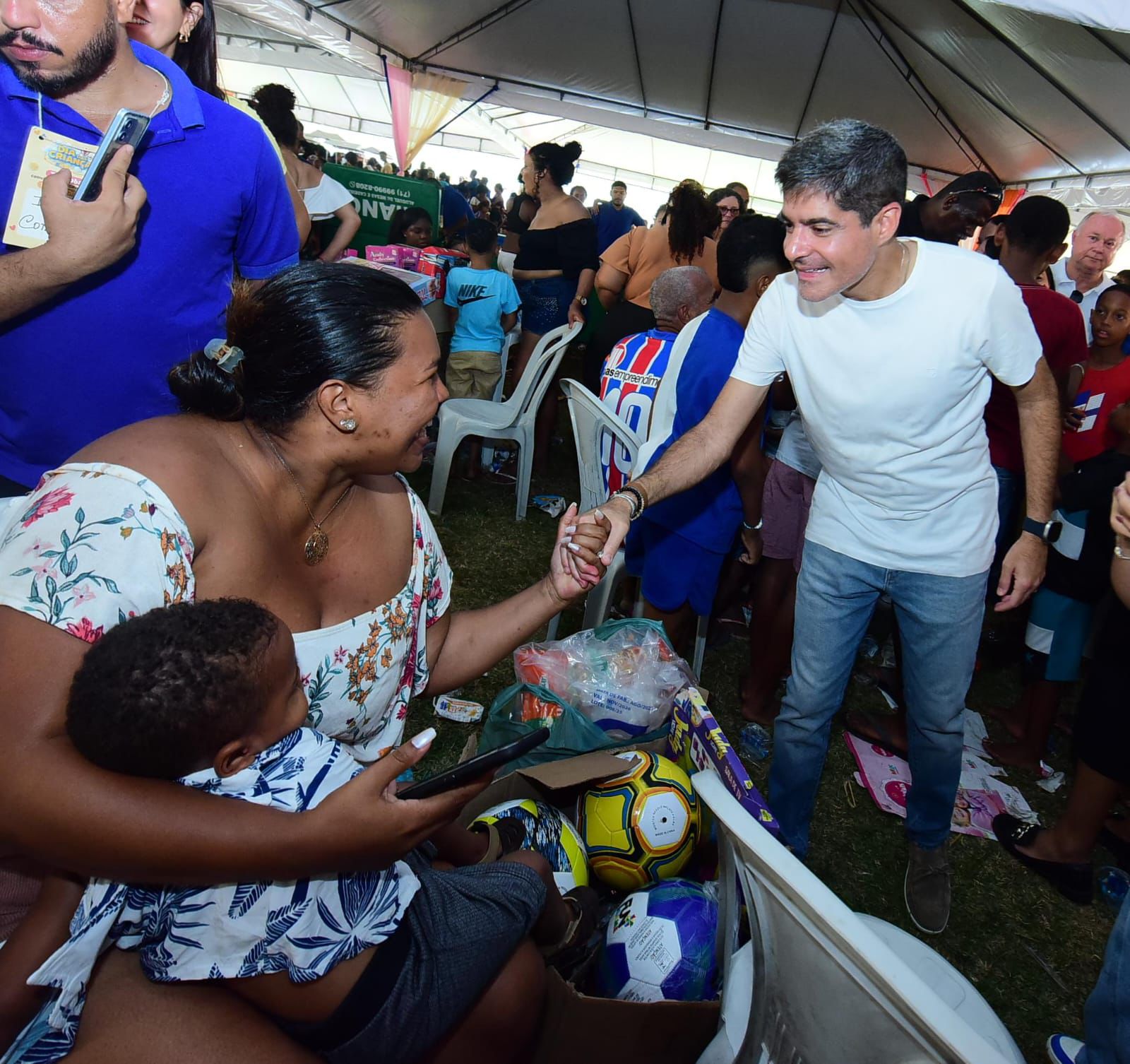 No momento você está vendo ACM Neto prestigia evento do Dia das Crianças em Lauro de Freitas ao lado de lideranças políticas