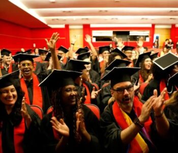 Formandos da Universidade das Quebradas celebram periferia na ABL