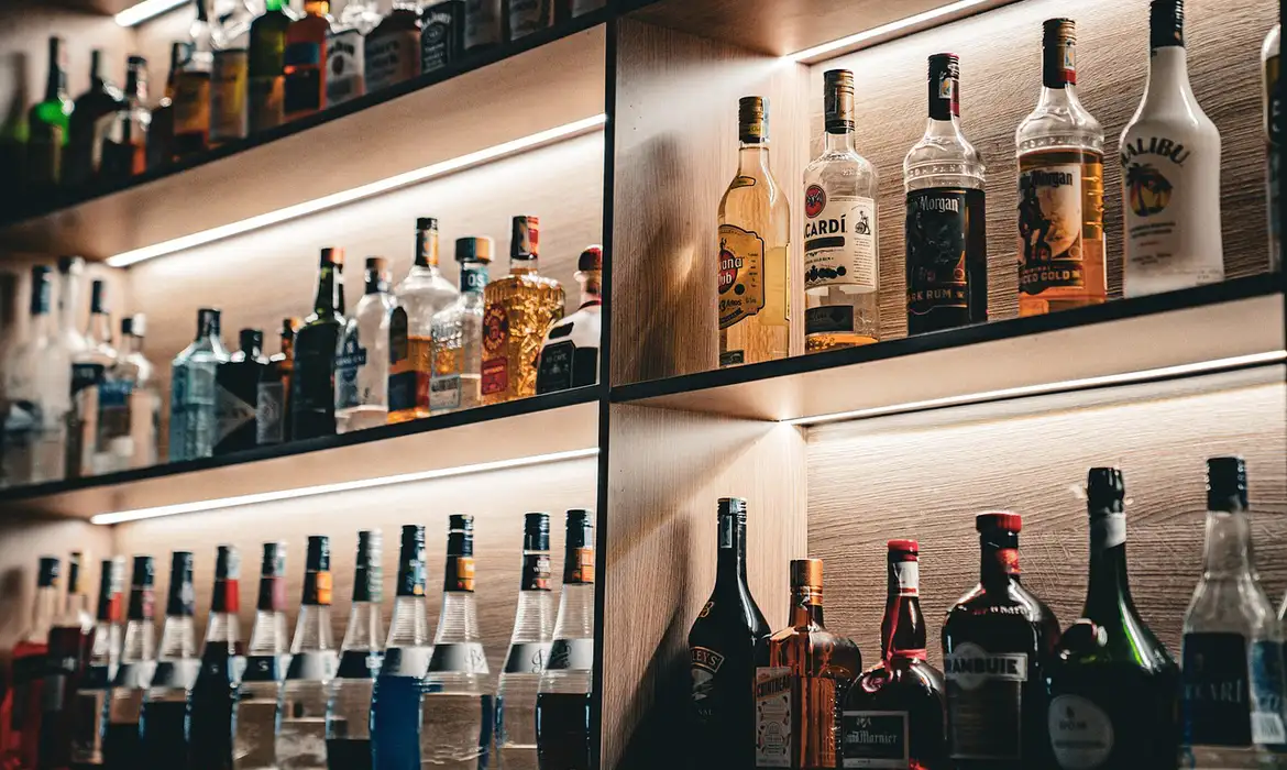 No momento você está vendo Câmara aprova urgência para crime hediondo de falsificação de bebidas