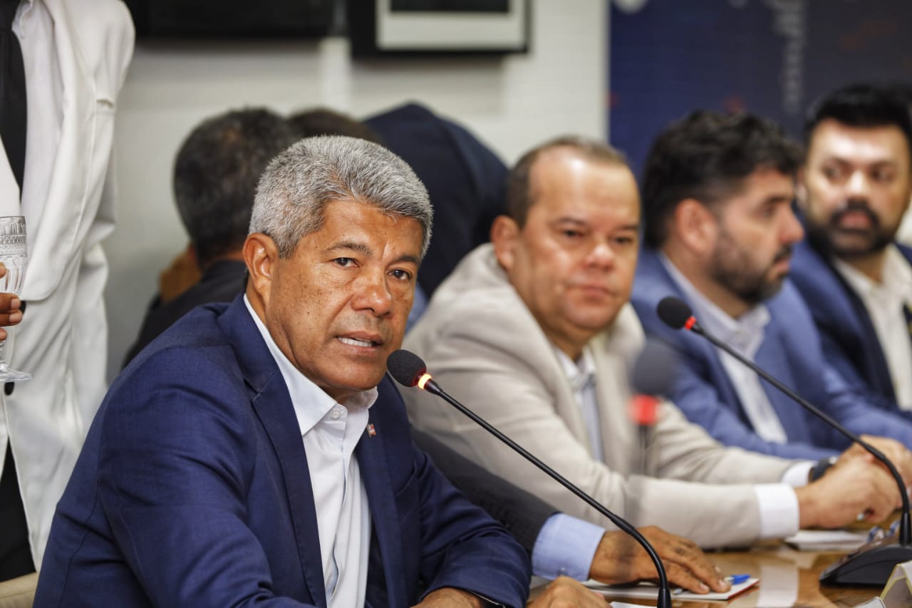 No momento você está vendo Bahia estende a mão ao Rio: Jerônimo solidariza-se e diz que “nessa hora não tem oposição”