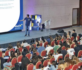 Revisão gratuita de conteúdos para vestibular de Medicina lota auditório em Salvador