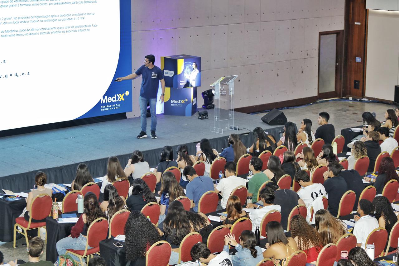 No momento você está vendo Revisão gratuita de conteúdos para vestibular de Medicina lota auditório em Salvador