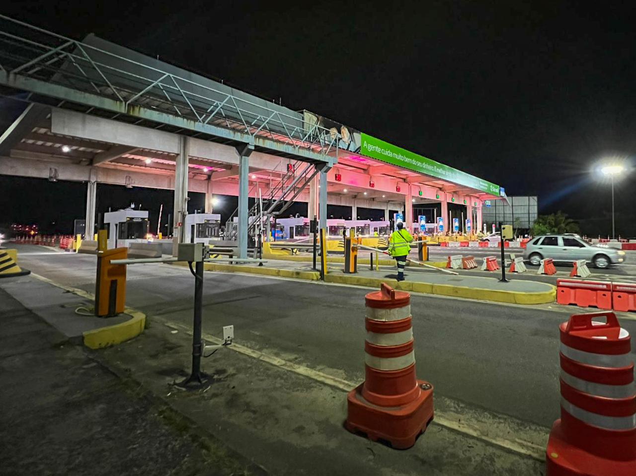 No momento você está vendo Praça iluminada marca Campanha do Outubro Rosa na Litoral Norte