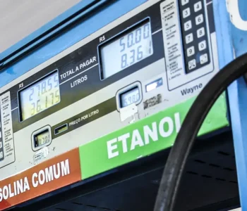 Petrobras reduz preço da gasolina em 4,9% a partir de terça-feira