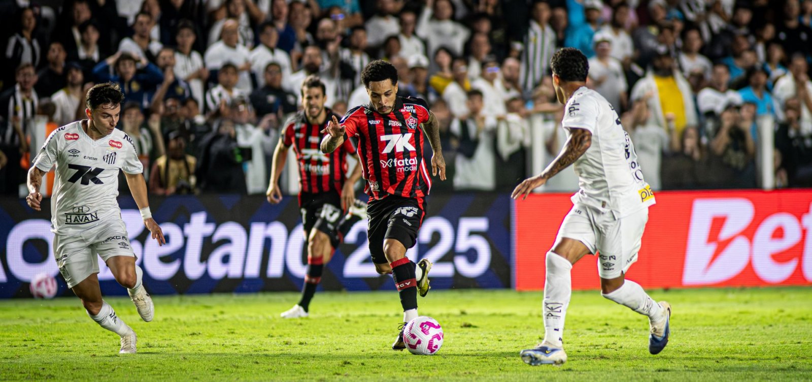 No momento você está vendo Vitória vence Santos, quebra tabus e está bem vivo