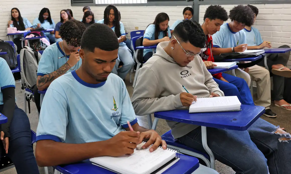 No momento você está vendo Renda e cor são determinantes para não concluir ensino médio no país