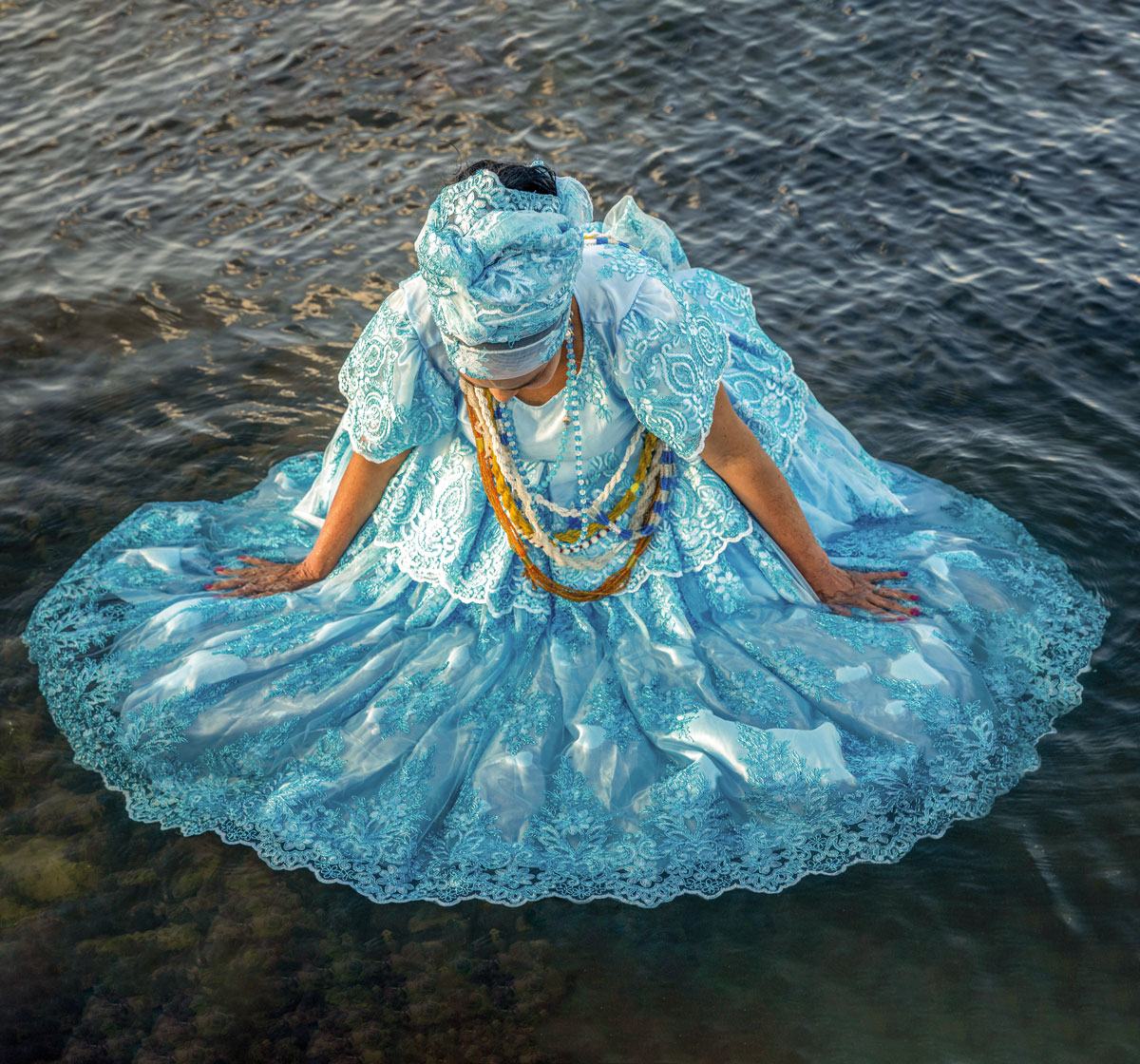 No momento você está vendo Livro “Baianas – Rituais, Símbolos e Fé” reúne 28 artistas em homenagem à ancestralidade feminina