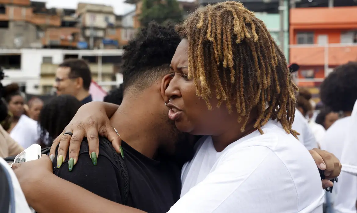 No momento você está vendo Sob facções e operações, população de favelas vive traumas e adoece