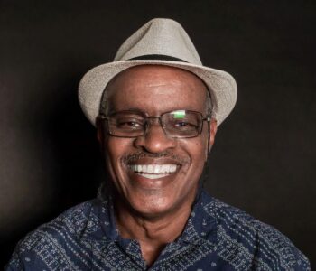 Zulu Araújo estreia nas letras com reflexões sobre racismo, a partir de relatos de sua vida pessoal e profissional