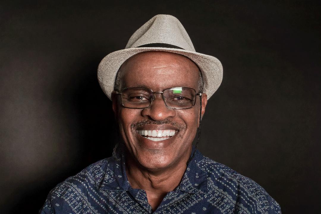 No momento você está vendo Zulu Araújo estreia nas letras com reflexões sobre racismo, a partir de relatos de sua vida pessoal e profissional