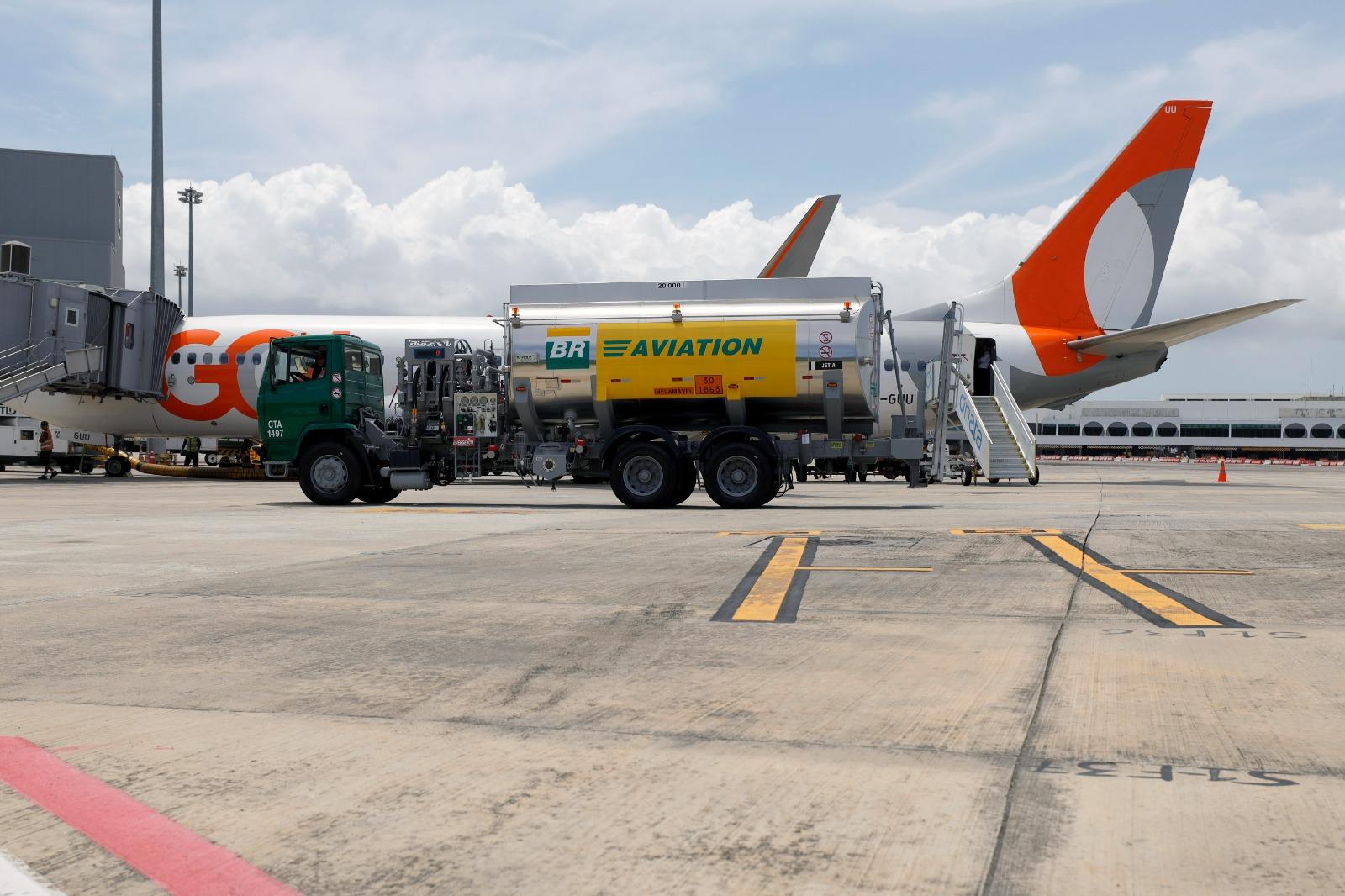 No momento você está vendo Bahia lança primeira operação regular de voos abastecidos com combustível sustentável de aviação na América Latina