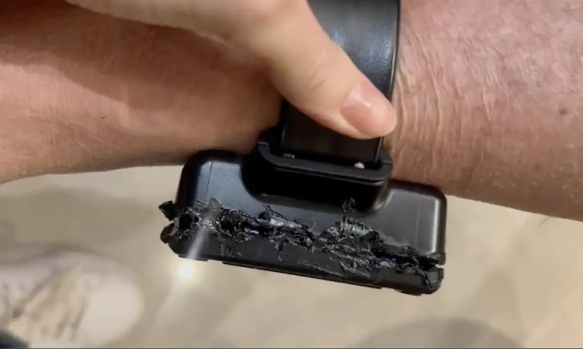 No momento você está vendo Bolsonaro tentou abrir tornozeleira com ferro de solda