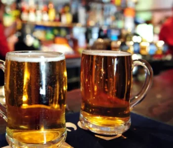 Juiz absolve dez réus da contaminação de cervejas Backer