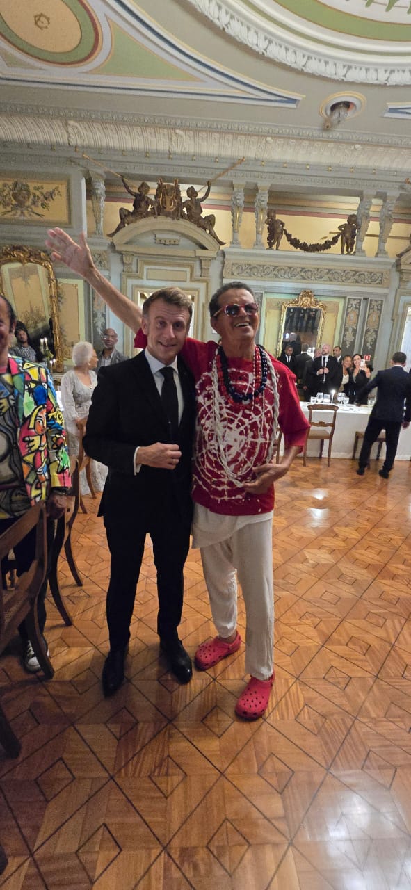 No momento você está vendo Ed Ribeiro, o ‘Pintor dos Orixás’, participa de jantar com presidente da França, Emmanuel Macron