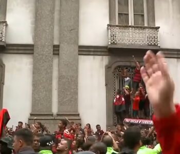 Multidão festeja título do Flamengo no RJ