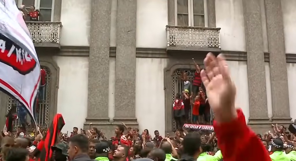 No momento você está vendo Multidão festeja título do Flamengo no RJ