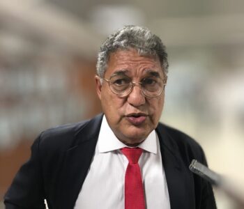 Oposição só joga pedra em árvore que dá fruto, diz líder do governo