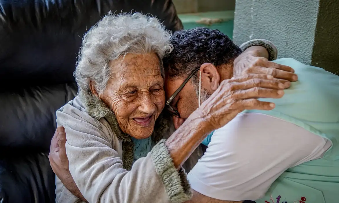 No momento você está vendo Redação do Enem 2025 aborda as perspectivas para o envelhecimento