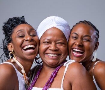 “Elas (En) Cena” reúne três espetáculos e revela a potência do teatro feito por mulheres na Bahia