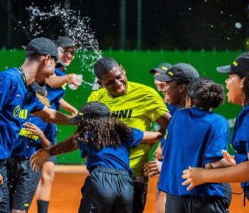 Documentário “De volta às quadras: o saque do futuro” conta a história de dois boleiros de tênis