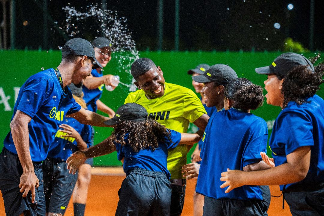 No momento você está vendo Documentário “De volta às quadras: o saque do futuro” conta a história de dois boleiros de tênis