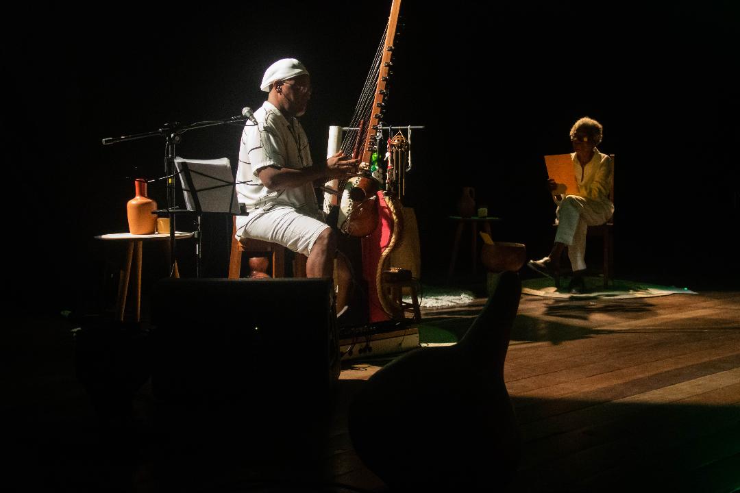 No momento você está vendo Evento celebra literatura negra e obra de Mãe Stella de Oxóssi