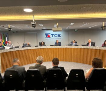 Ex-prefeito e empresa devolverem R$ 1, 6 milhão