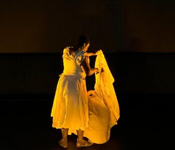 A poesia negra ganha corpo em “Voar é o Que Me Põe de Pé”