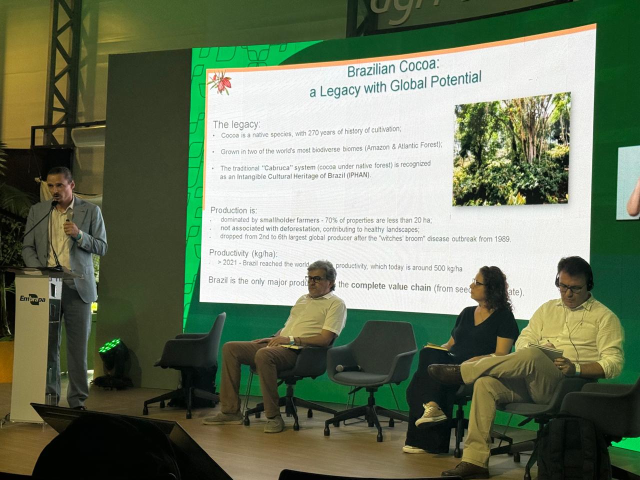 No momento você está vendo Uesc tem papel de destaque em documento sobre o cultivo sustentável    do cacau apresentado na COP30