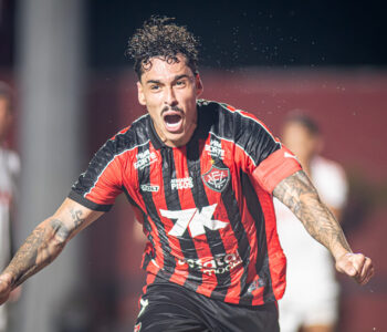 Vitória sai do sufoco e Bahia perde outra fora