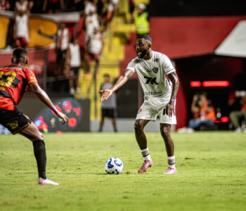 Vitória bate o lanterna Sport e dorme fora da zona