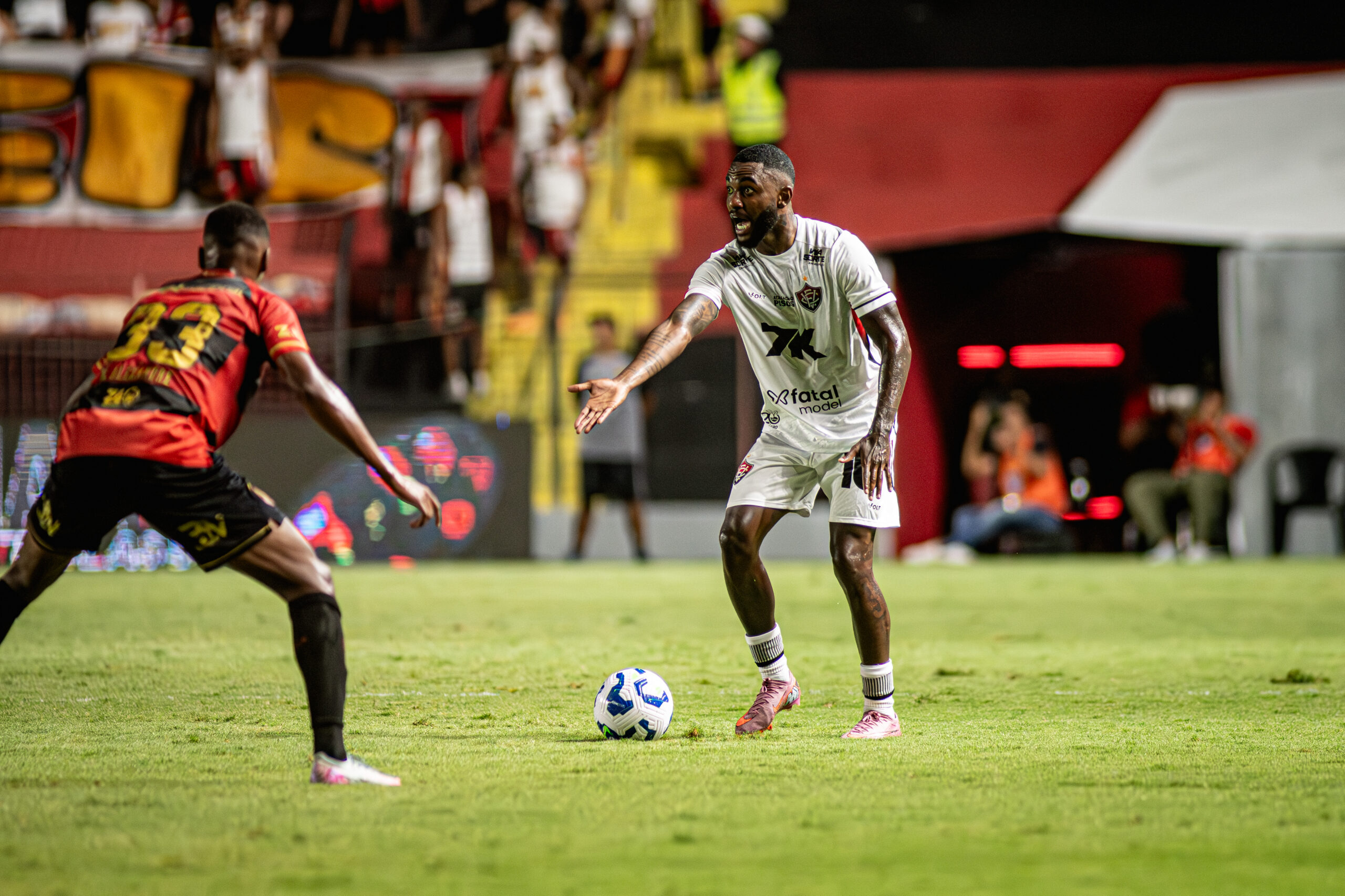 No momento você está vendo Vitória bate o lanterna Sport e dorme fora da zona
