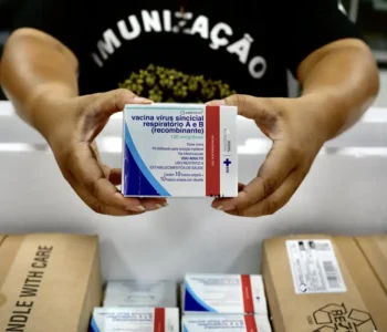 Governo começa a distribuir vacina contra vírus sincicial respiratório