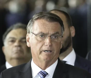Bolsonaro é internado em hospital para cirurgia