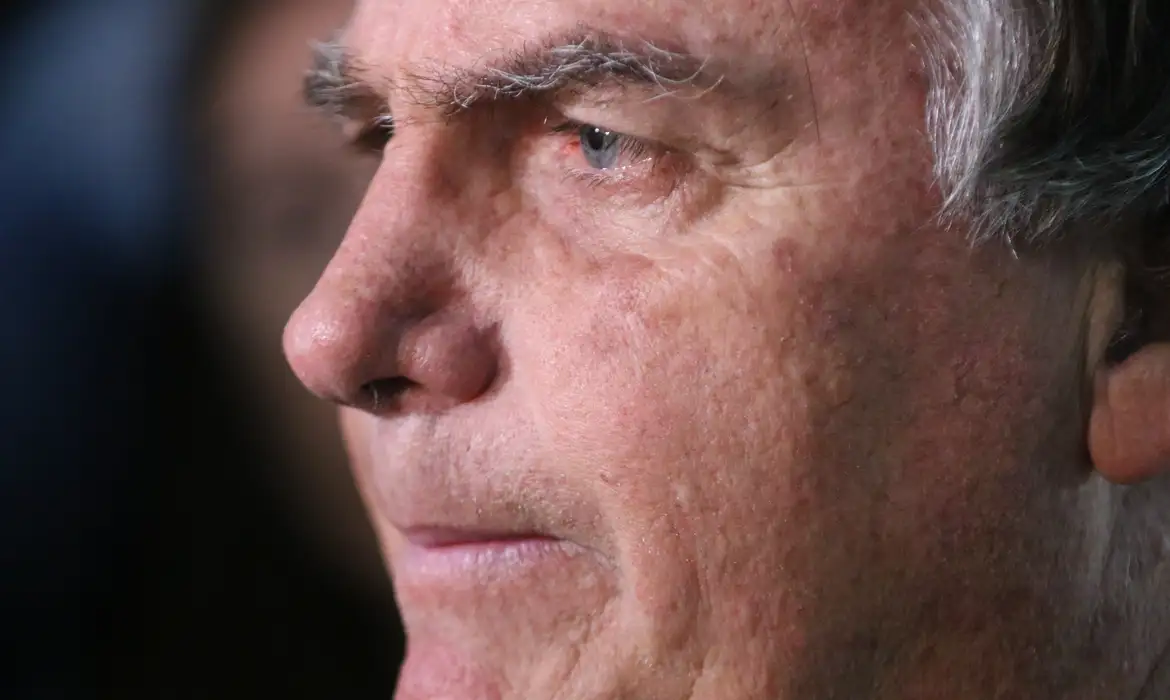 No momento você está vendo Com crise persistente de soluços, Bolsonaro faz nova cirurgia