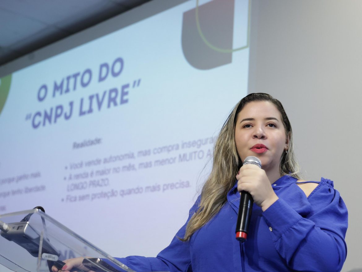 No momento você está vendo Presidenta do Sinjorba apresenta debate sobre pejotização no Congresso Nacional dos Jornalistas