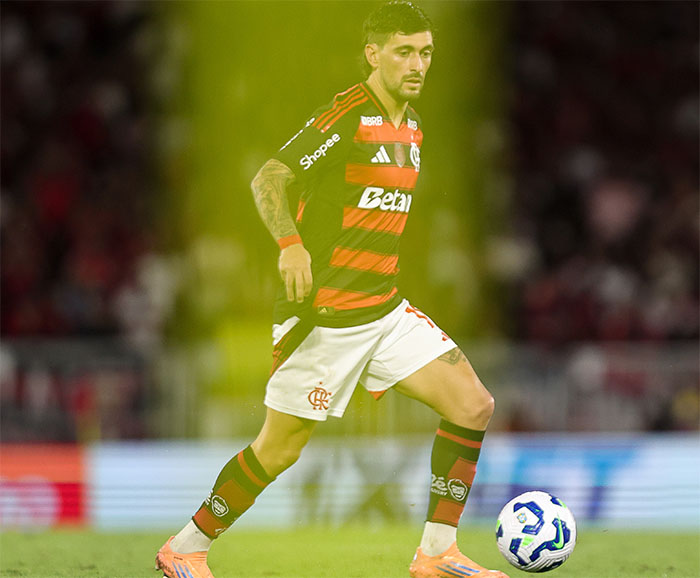 No momento você está vendo Arrascaeta é escolhido como craque do Prêmio Brasileirão 2025