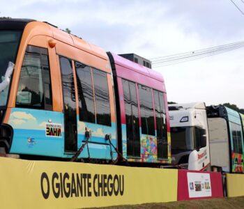 Governador apresenta os primeiros trens do VLT que já chegaram à capital baiana; testes começam em janeiro
