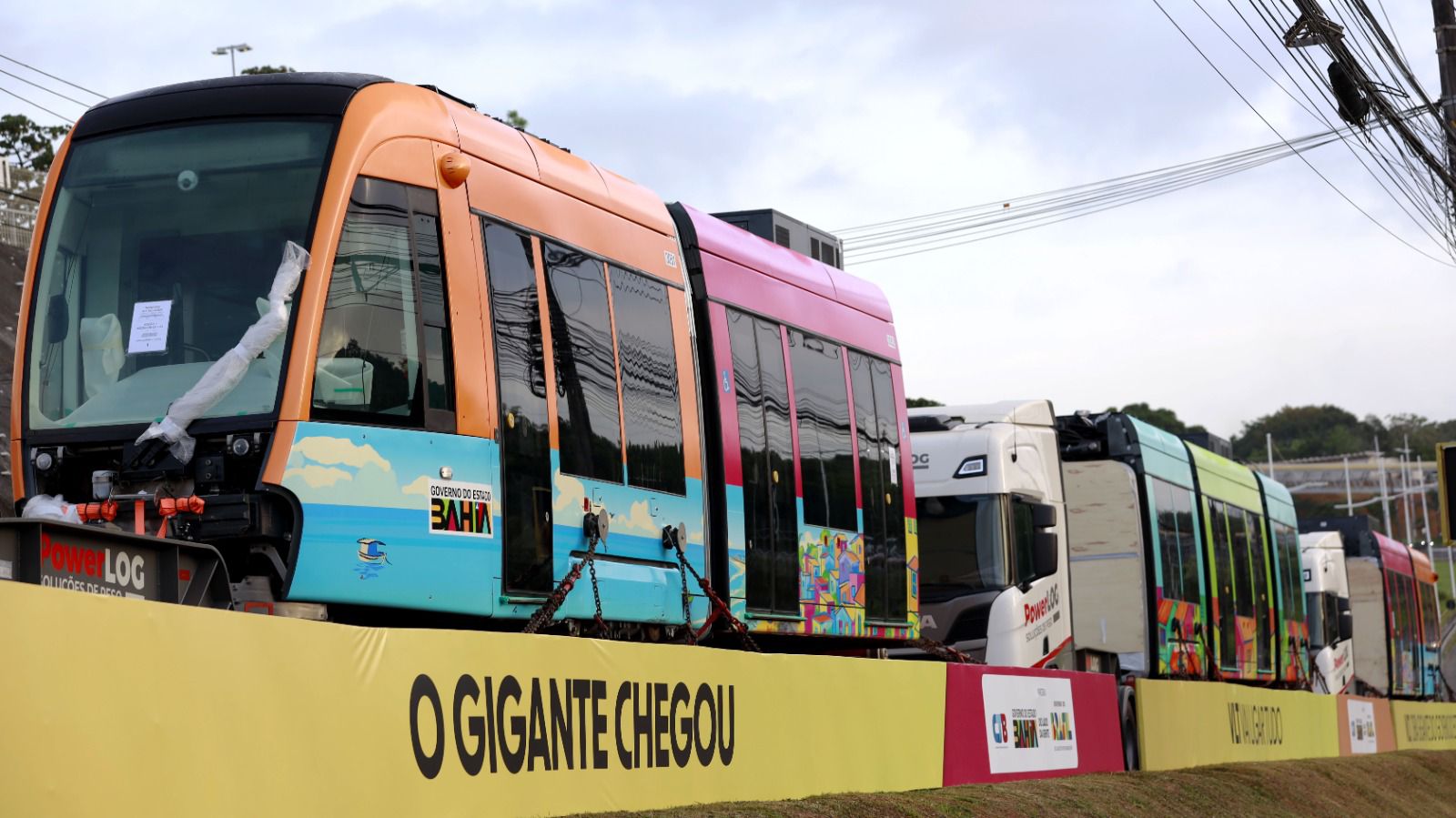 No momento você está vendo Governador apresenta os primeiros trens do VLT que já chegaram à capital baiana; testes começam em janeiro