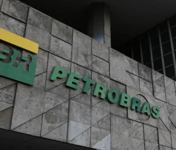Funcionários da Petrobras entram em greve por tempo indeterminado