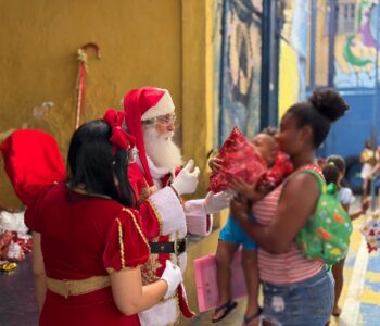 Shopping Barra realiza entrega dos presentes do Árvore dos Sonhos