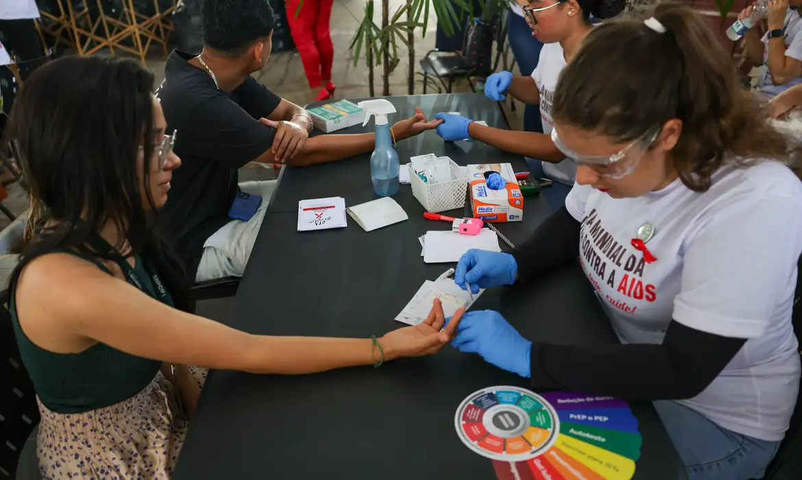 No momento você está vendo Brasil celebra avanços neste Dia Mundial de Luta contra o HIV
