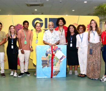 Arena Fonte Nova homenageia Gilberto Gil com exposição de obras da APAE de Salvador