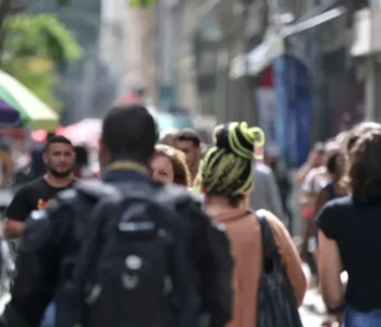 Diretores e gerentes negros ganham 34% menos que brancos, revela IBGE