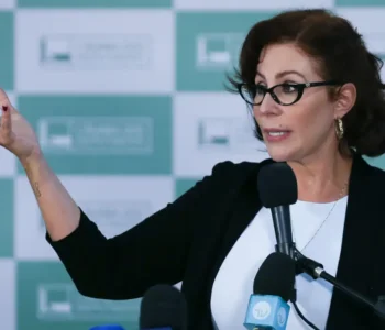 Carla Zambelli renuncia ao mandato; Câmara dará posse ao suplente