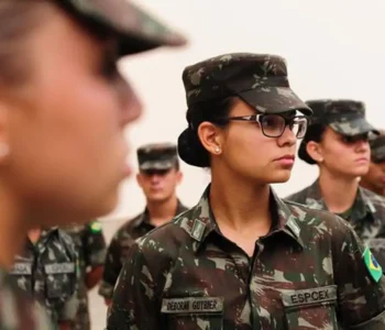 Exército faz seleção para alistamento militar de homens e mulheres